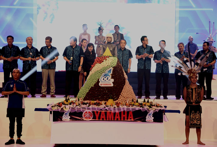 President-&-CEO-Yamaha-Motor-Company-Hiroyuki-Yanagi---President-Yamaha-negara-ASEAN--Manajemen-PT-Yamaha-Indonesia-Motor-Manufacturing-dalam-perayaan-60-tahun-YMC