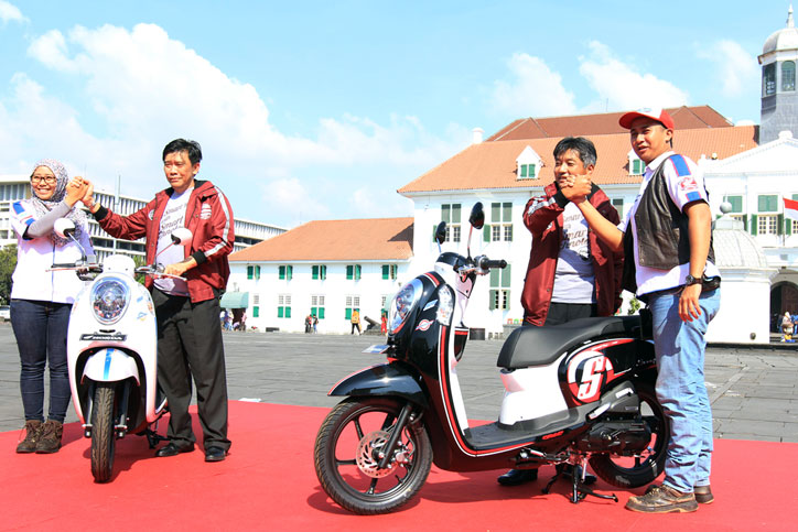 Direktur Marketing AHM Margono Tanuwijaya bersama   Direktur Marketing AHM Koichi Mizuno didampingi oleh riders peserta turing Honda Smart Adventure di Kota Tua, Jakarta (28/5)