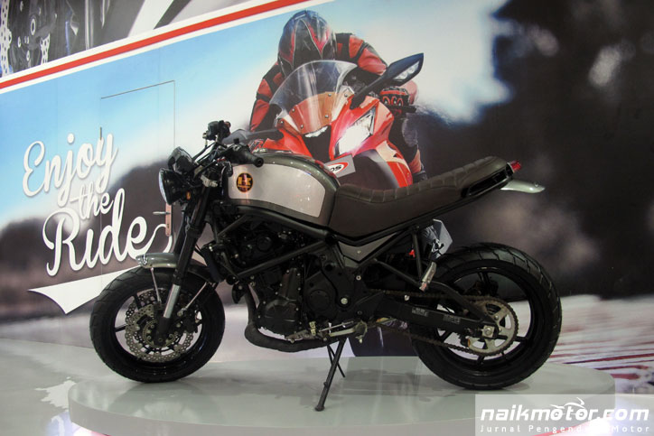 Ban Zeneos mengangkat tema Enjoy The Ride dengan menghadirkan ban-ban terbarunya termasuk motor modifikasi dan sederet promo menarik selama Jakarta Fair Kemayoran 2015