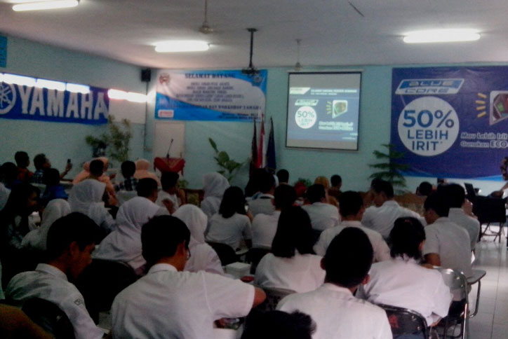 Edukasi-teknologi-Yamaha-Blue-Core-di-SMK-Angkasa-Bandung-(2)