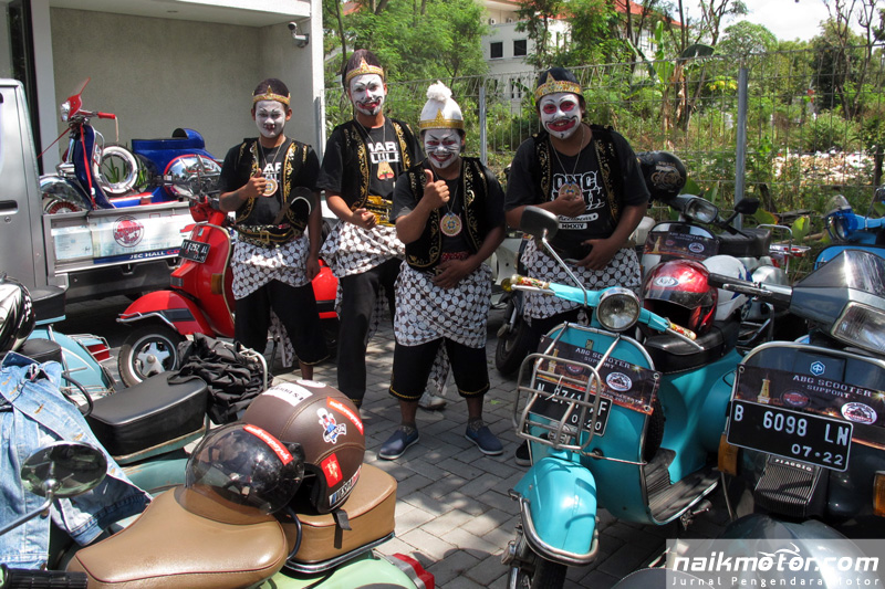 Rolling Thunder Indonesia Scooter Festival 2017 Dipadati Ribuan Pecinta Vespa