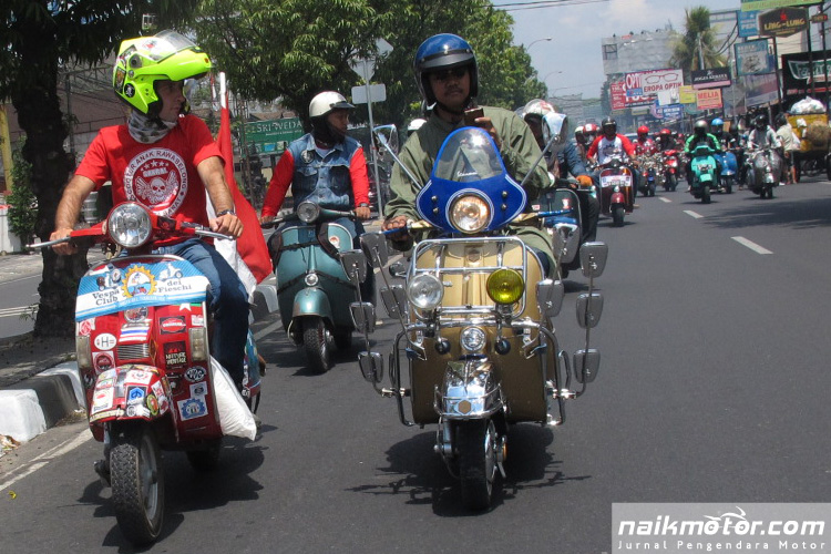 Rolling Thunder Indonesia Scooter Festival 2017 Dipadati Ribuan Pecinta Vespa