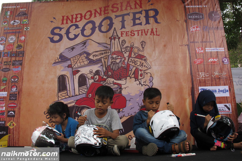 Kutu Region Jogja Gelar Lomba Mewarnai Helm Anak di Indonesia Scooter Festival 2017