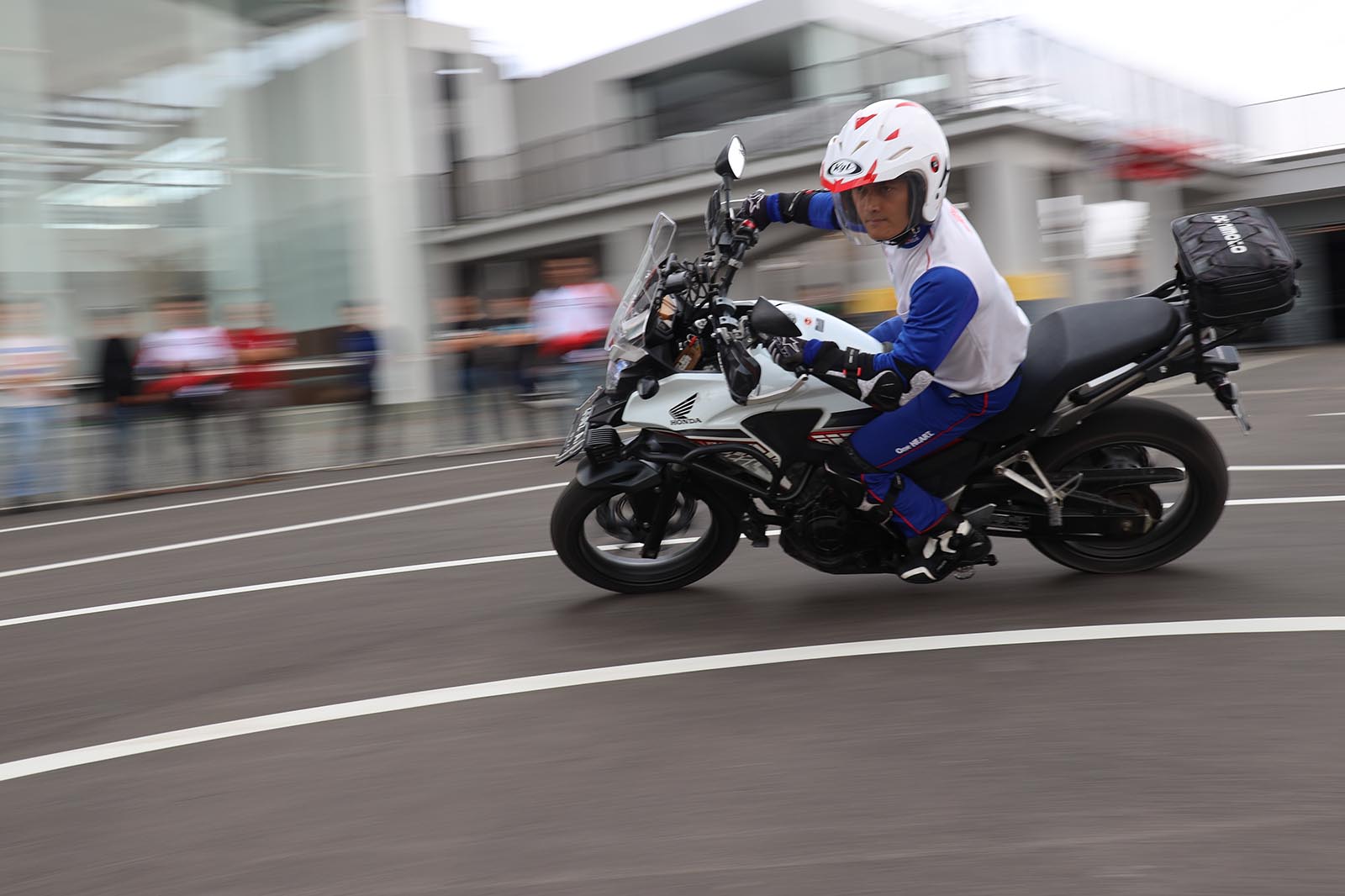 BigBike Safety Riding dari DAM, Ada Cara Mendirikan Motor Besar Jatuh