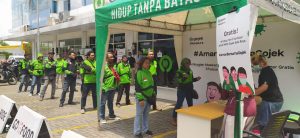 Gojek bagikan handsanitizer dan viamin ke mitra driver. Foto: Istimewa Gojek Bekali Mitra Driver Ribuan Hand Sanitizer, Vitamin dan Desinfektan