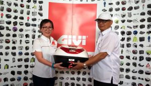 CSR Lanjutan, Givi Serahkan 100 Top Box Kepada Tenaga Pengajar di Cikupa