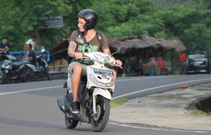 Bule naikmotor asing memiliki sepeda motor