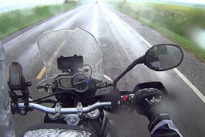 Tips_Bermotor_Saat_Hujan spion sepeda motor