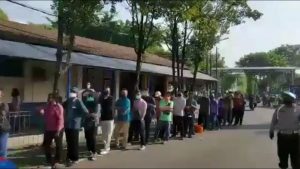 Antrian SIM Membludak Antrian SIM Membludak