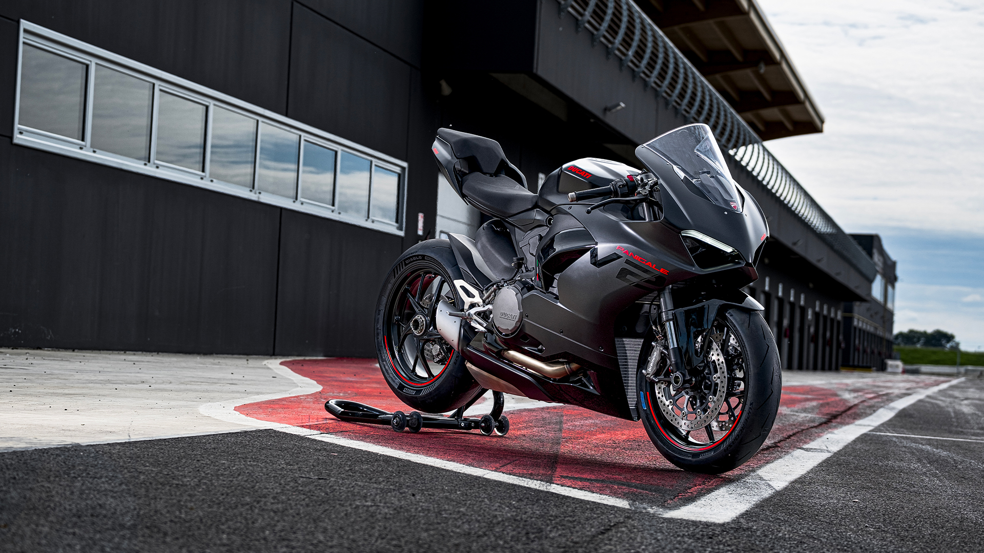 Black On Black Livery, Warna Baru Ducati Panigale V2 2024