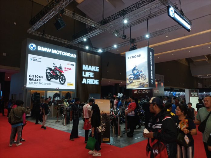 Canggih Dan Berperforma Bmw Motorrad G R Raih Best Naked Bike Iims