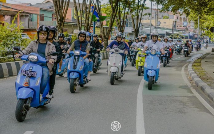 Komunitas Vespa riding