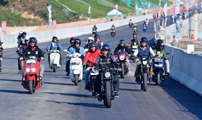 Presiden Jokowi naik motor IKN