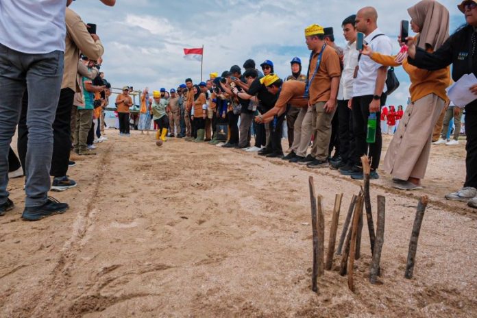 Menparekraf Bermain Bowling Pantai dengan Masyarakat Desa Wisata Nipah Nipah Kaltim