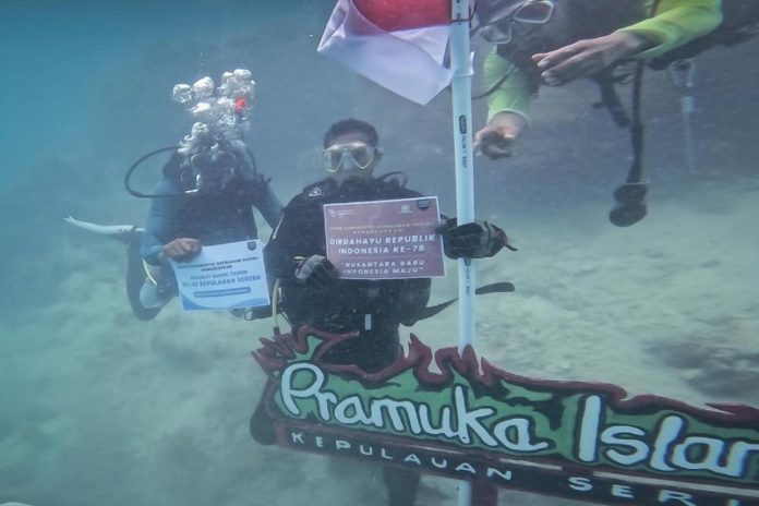 HUT RI ke-79: Menparekraf Kibarkan Bendera Merah Putih di Bawah Laut Pulau Pramuka