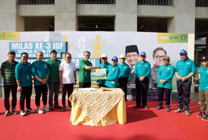 Adira Finance meresmikan SPKLU di Masjid Istiqlal, Jakarta, sebagai langkah mendukung penggunaan energi bersih dan ramah lingkungan.