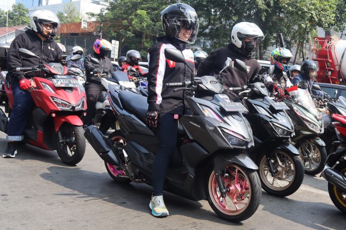 Pengendara motor wanita