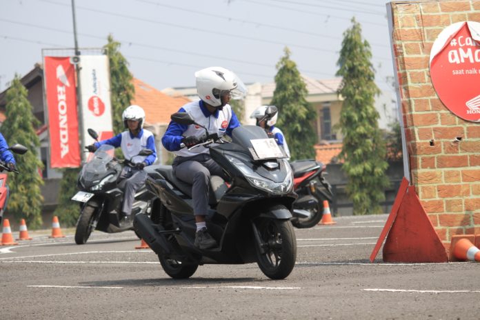 Berkendara sepeda motor