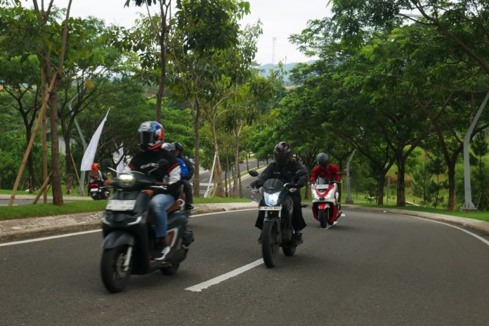 Pengendara Motor Cara Menyalip