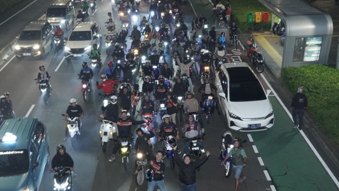 2Stroke Tangsel x NaikMotor Gelar Night Ride Awal Tahun 2025