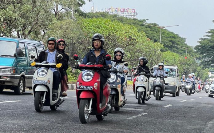 Perempuan Pengendara Scoopy